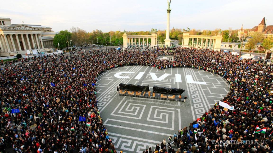 Miles protestan contra el primer ministro Orban en Hungría