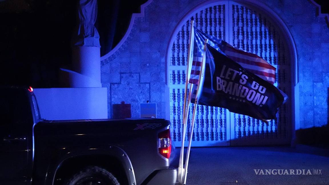 $!Un partidario del expresidente Donald Trump pasa frente a la propiedad de Mar-a-Lago en Palm Beach, Florida.