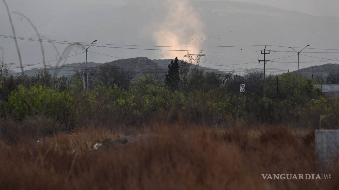 $!Vecinos del sector norponiente de Saltillo denunciaron que la quema de llantas en ladrilleras cercanas genera humo constante que invade viviendas y provoca molestias en la salud de las familias.