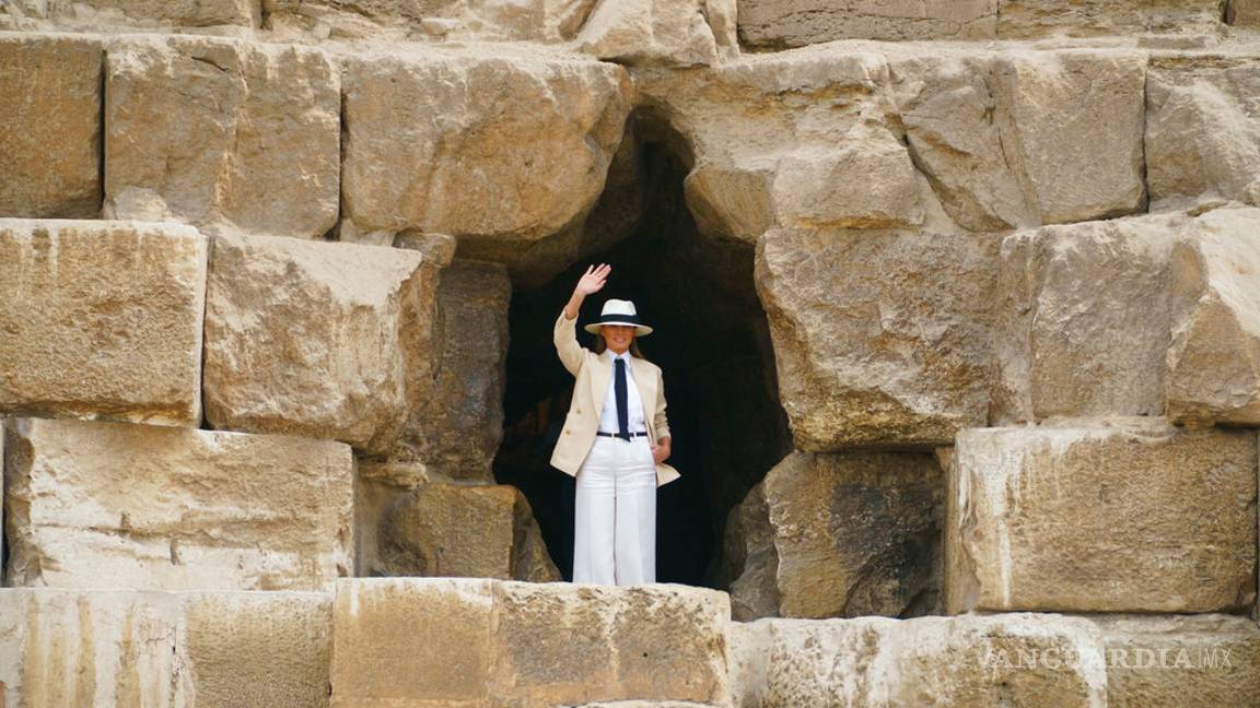 $!Melania Trump pasea entre las pirámides en Egipto