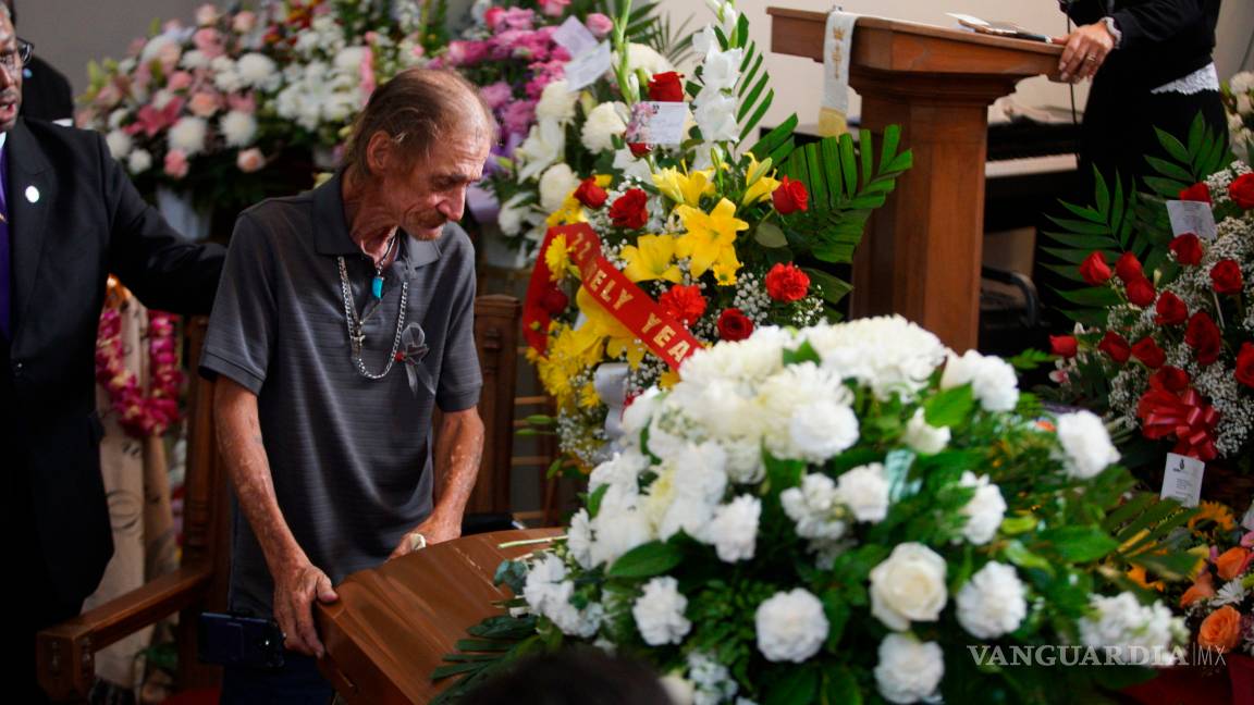 $!Antonio Basco no estuvo solo, cientos lo acompañan en el funeral de su esposa una de víctimas de la masacre en El Paso