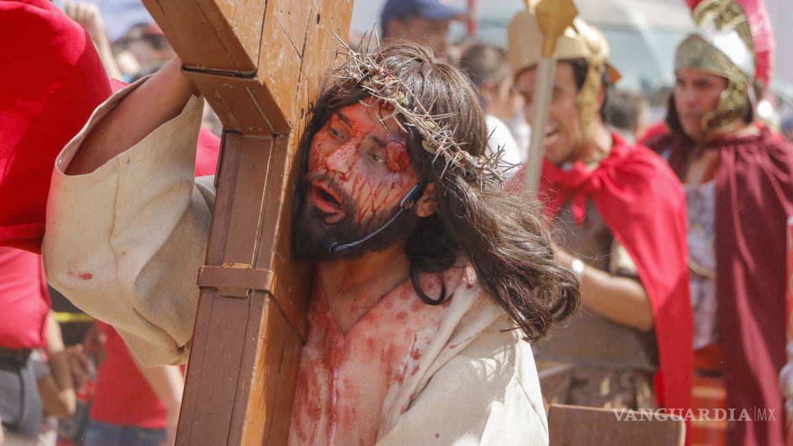 $!En Saltillo acuden más de 12 mil personas al Vía Crucis del Ojo de Agua