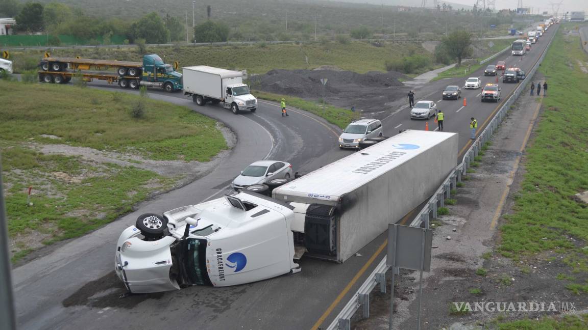 $!Vuelca tráiler y desquicia tráfico en la Saltillo-Monterrey