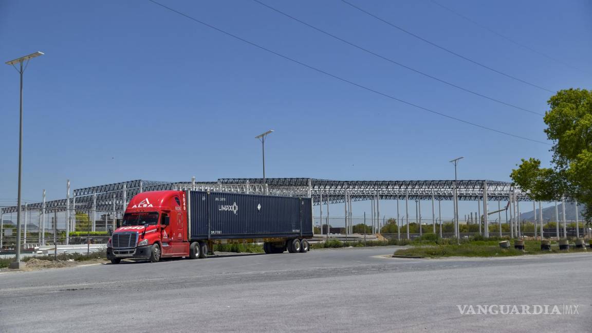 ‘Sin hacer ruido’, Stellantis continúa construyendo naves industriales en Derramadero