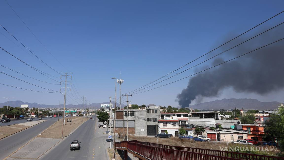 $!El incendio inició cerca de las 08:00 horas y rápidamente se extendió por el material combustible acumulado.