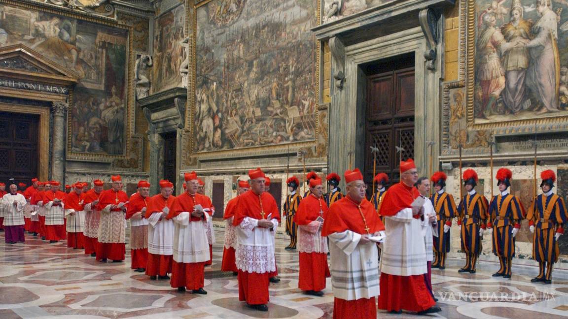 $!Los cardenales caminan en procesión hacia la Capilla Sixtina en el Vaticano, al comienzo del cónclave.