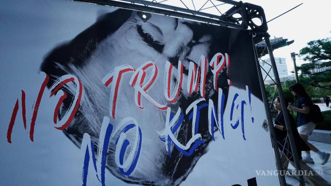 $!Personas pasan junto a una pancarta durante una manifestación contra la política arancelaria del presidente estadounidense Donald Trump en Seúl, Corea del Sur.