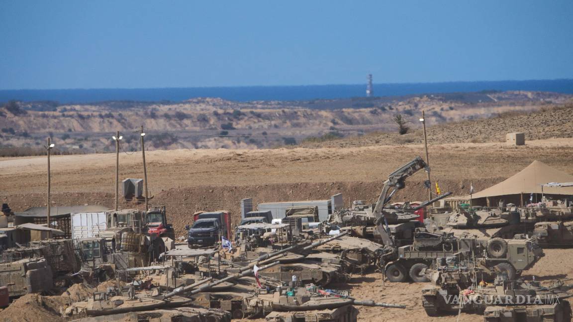 $!Soldados israelíes trabajan en sus tanques en un punto de encuentro en la frontera con la Franja de Gaza, en el sur de Israel.