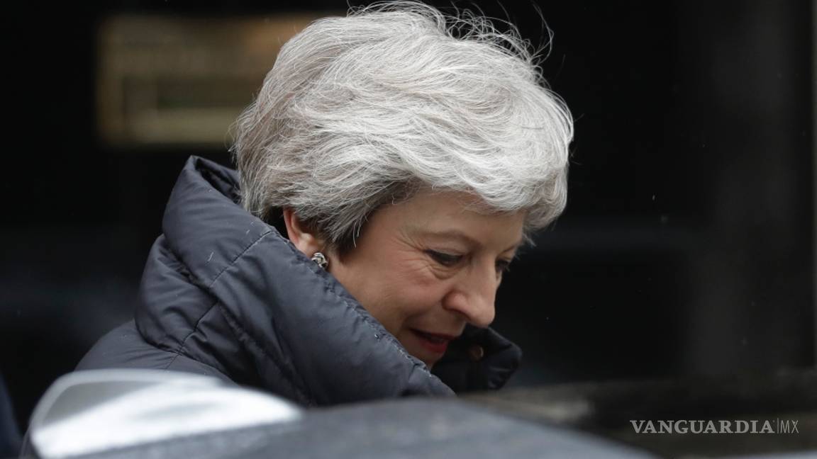 $!May se reúne con los diputados que le exigen su dimisión