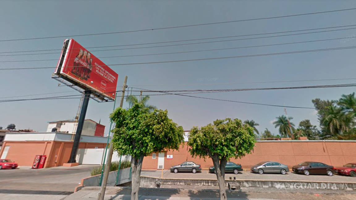 Comando asalta planta de Coca-Cola en Morelos, se llevan un millón de pesos y cuatro autos