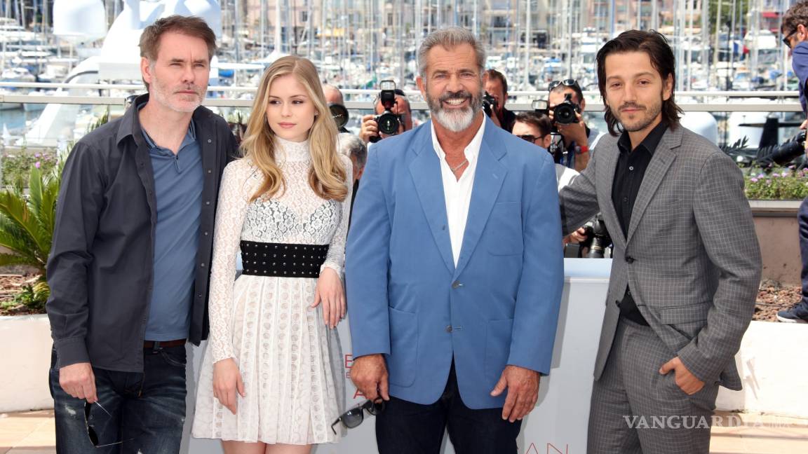 Mel Gibson baila en Cannes para presentar su nuevo filme