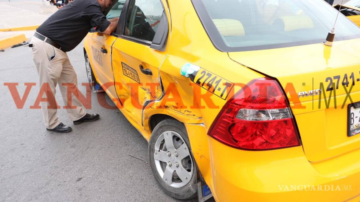 Taxista ocasiona accidente y cuatro personas resultan lesionadas, en Saltillo