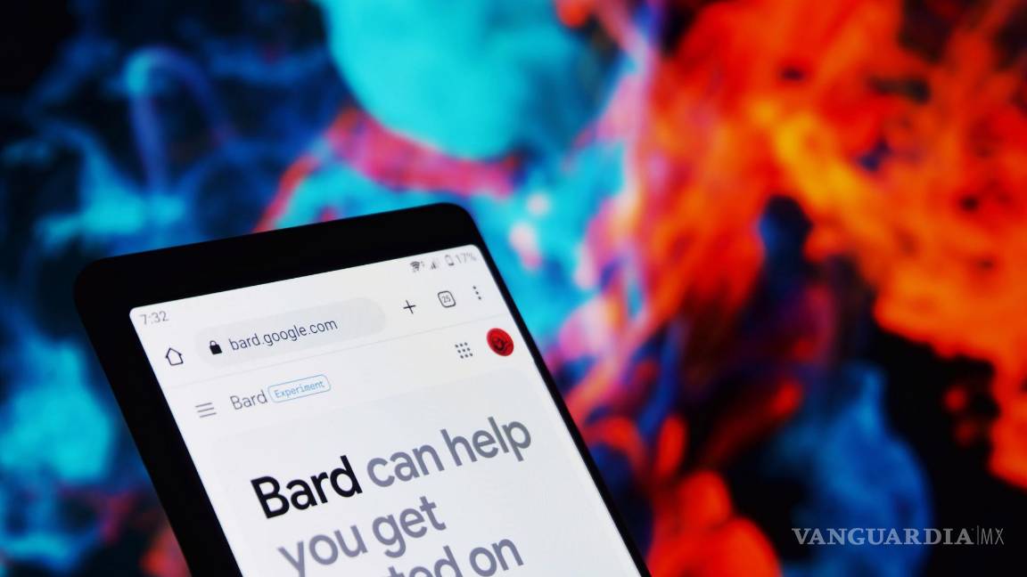 $!'Smartphone' mostrando Google Bard en su pantalla.
