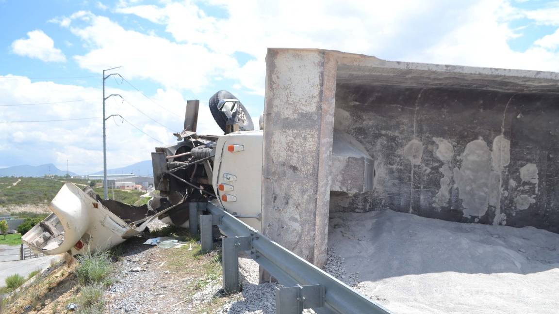 $!Vueca tráiler por falla mecánica en libramiento de Saltillo