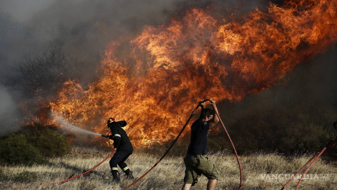 Un bombero herido y varias casas arrasadas en incendio al noroeste de Atenas