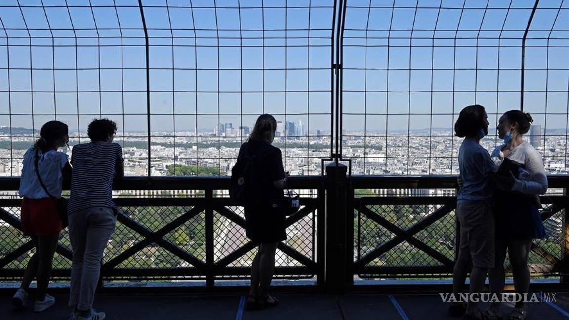 $!Así es cómo los turistas visitan la Torre Eiffel con restricciones por la pandemia del coronavirus en Francia (fotos)