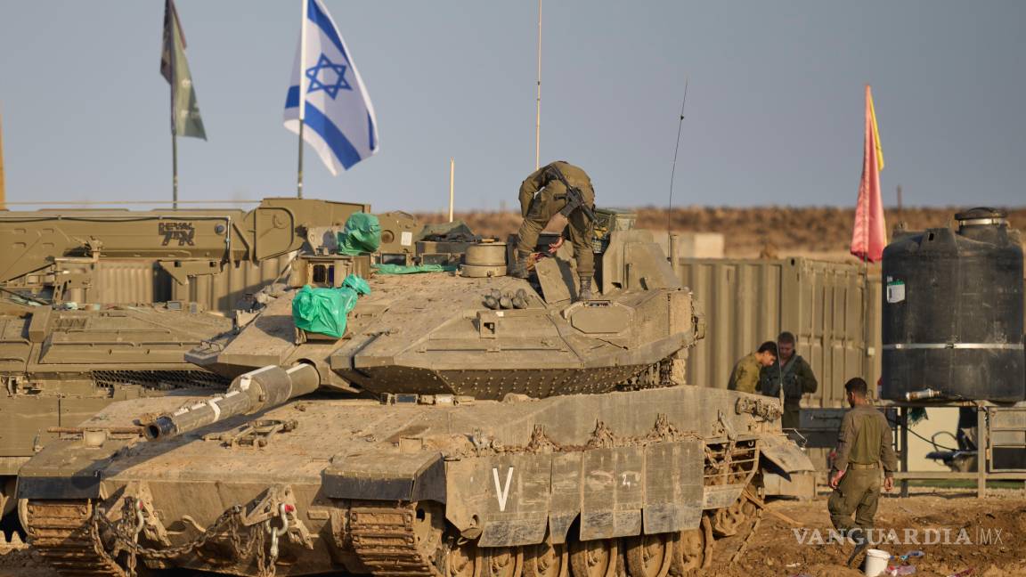 $!Soldados israelíes trabajan en tanques en una zona de preparación en la frontera con la Franja de Gaza, en el sur de Israel.