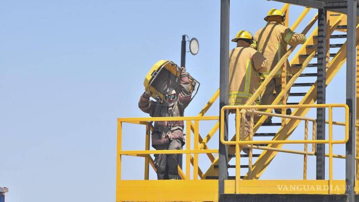 $!Bomberos participan en ejercicios de resistencia bajo la supervisión de Protección Civil.