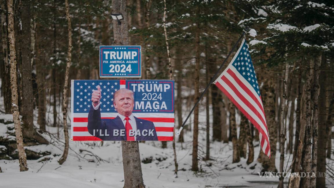$!Un cartel del expresidente Donald Trump en el bosque cerca de Pittsburg. Pittsburg se encuentra a lo largo de la Ruta 3, que une New Hampshire y Canadá.