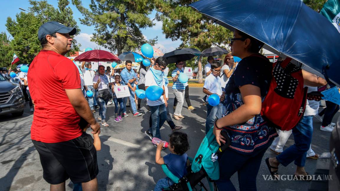 $!Marchan en Saltillo a favor de la vida y la familia tradicional; en 17 estados, en pro del aborto