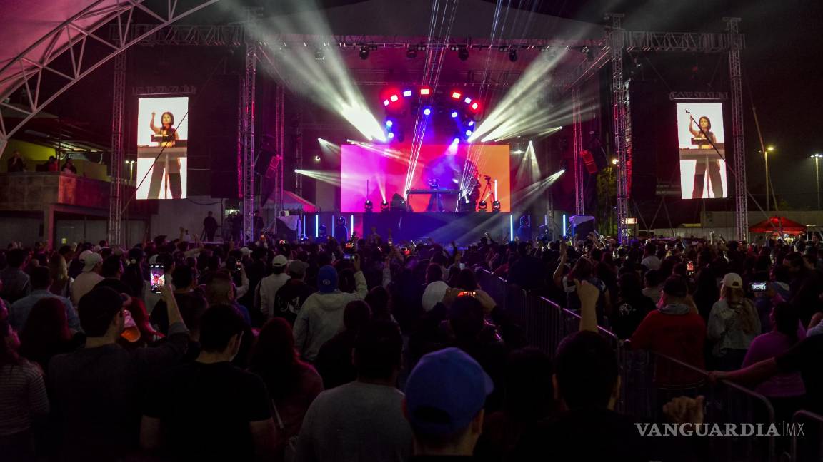 $!La energía del espectáculo se vio reflejada en público que celebró bailando y saltando al ritmos de la música.