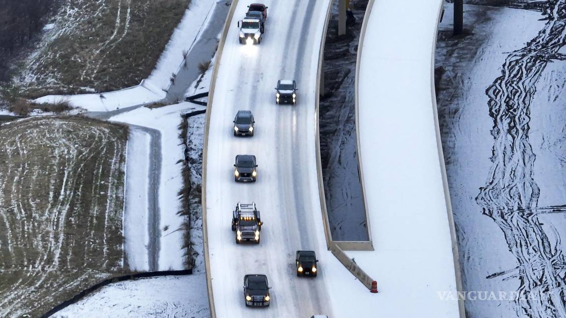 Tormenta invernal causa estragos en el tránsito aéreo y terrestre de Texas