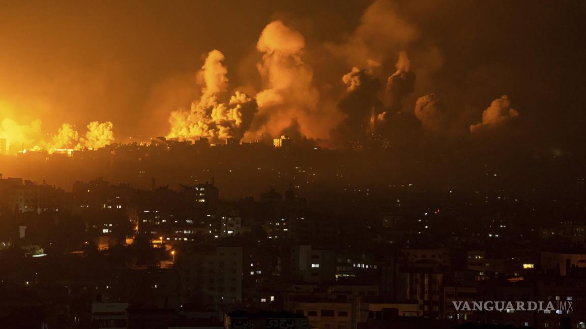 $!Un ataque aéreo israelí causa fuego y humo en la Ciudad de Gaza, el 8 de octubre de 2023.