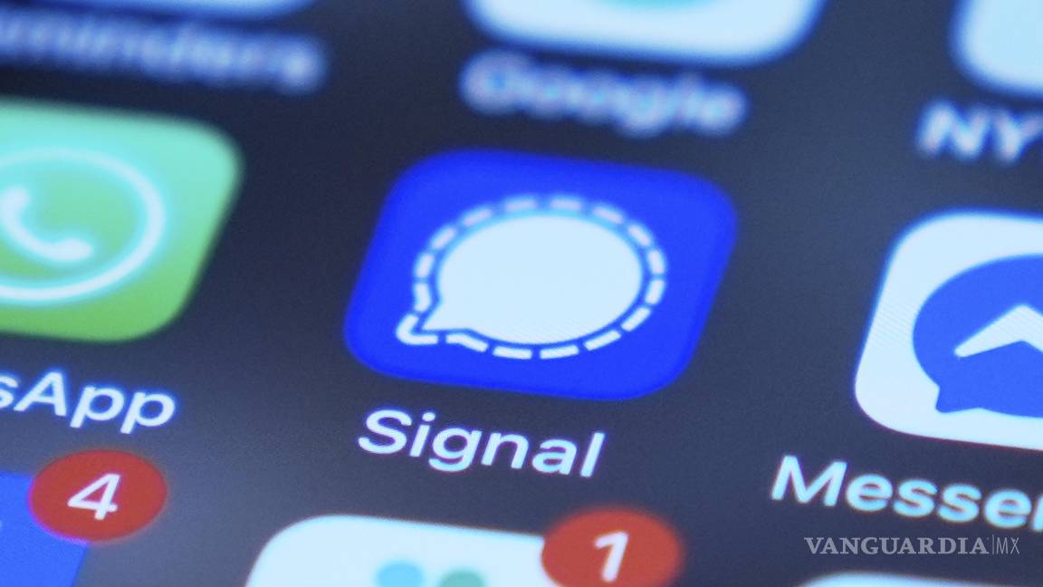 $!El editor jefe de la revista The Atlantic, Jeffrey Goldberg, publicó que el asesor de Seguridad Nacional, Mike Waltz, lo incluyó por error en un chat de Signal.