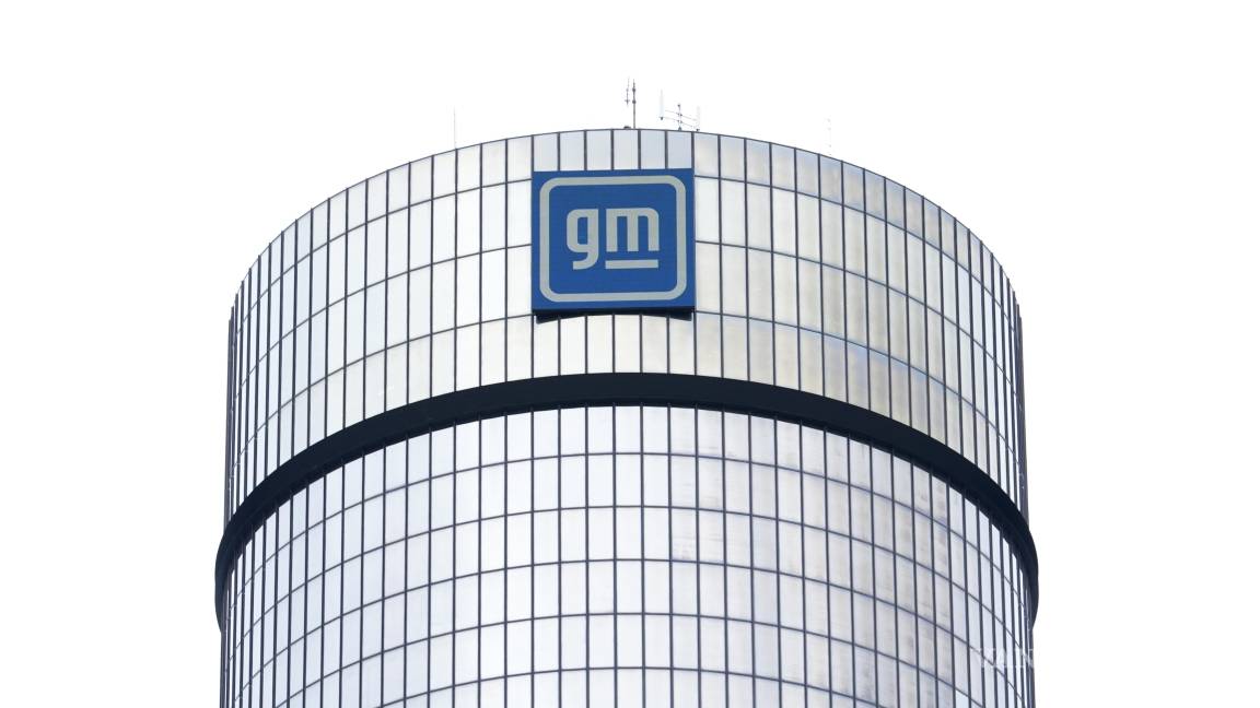 $!Logotipo de General Motors en un edificio en Detroit. Expertos afirman que el arancel del 25 % podría aumentar el costo de fabricación o importación.