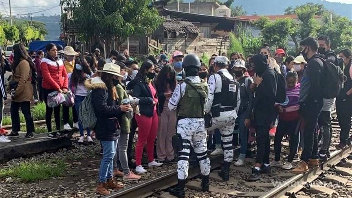 Normalistas michoacanos toman vías del tren; bloqueos dejan afectaciones por 100 mdp