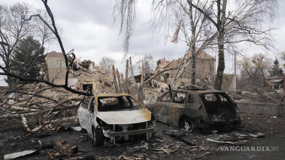 Convoy ruso tiene rodeado a Kiev; hospital psiquiátrico de Ucrania es bombardeado
