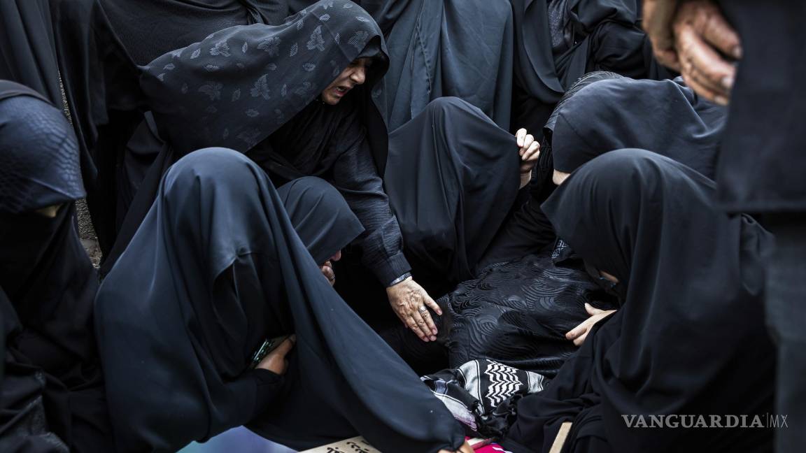 $!Las mujeres lloran el cuerpo de Mohammadi Javad Naseri, quien, según informes, murió en ataques israelíes en la ciudad de Tabriz, en el noroeste de Irán.