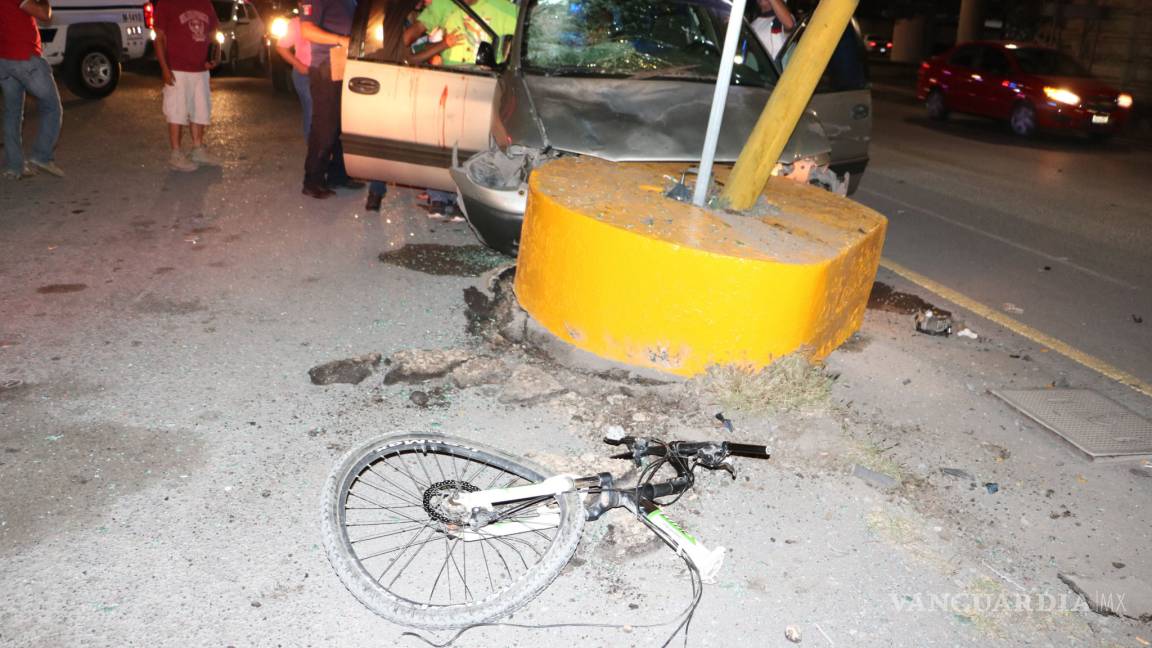 Deja accidente automovilístico a un ciclista grave; hay lesionados