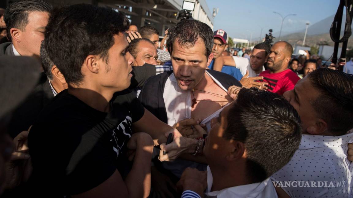 Golpean a Juan Guaidó al volver a Venezuela