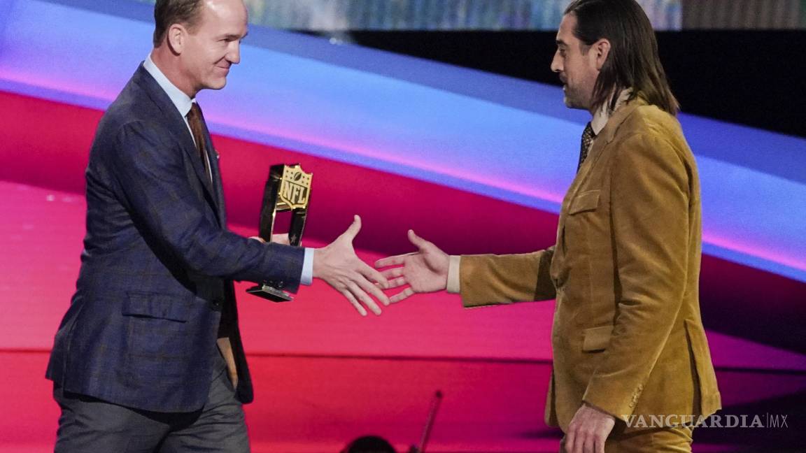 $!Payton Manning entrega el premio al Jugador Más Valioso del Año a Aaron Rodgers de los Green Bay Packers en Inglewood, California. AP/Mark J. Terrill