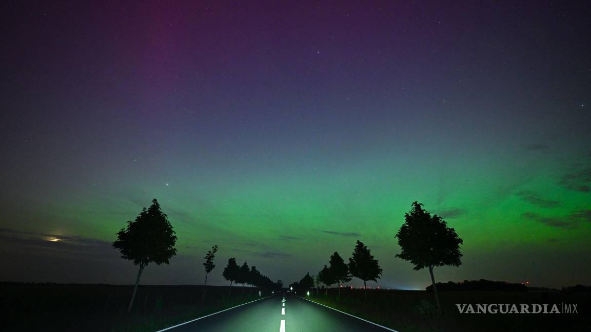 $!La aurora boreal aparece en el cielo nocturno del este de Brandeburgo, Alemania.