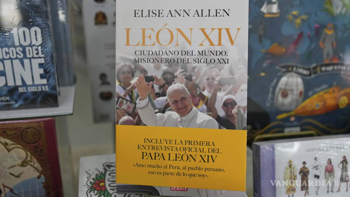 $!Un ejemplar de “León XIV, ciudadano del mundo, misionero del siglo XXI”, de Elise Ann Allen, se exhibe a la venta en una librería de Lima, Perú.