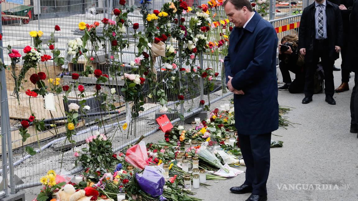 $!Suecia honra con flores a las víctimas del atentado