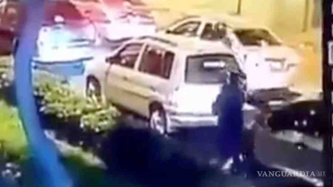 Recibe a balazos a asaltante desde su carro (VIDEO)