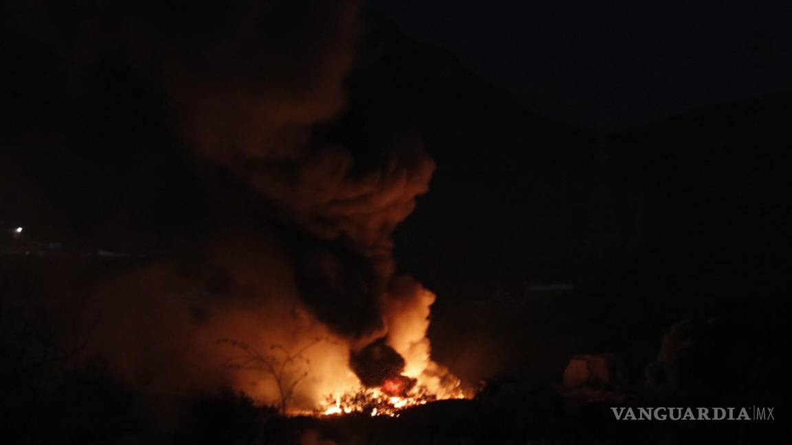 Baldío en llamas se descontrola en carretera antigua a Monclova
