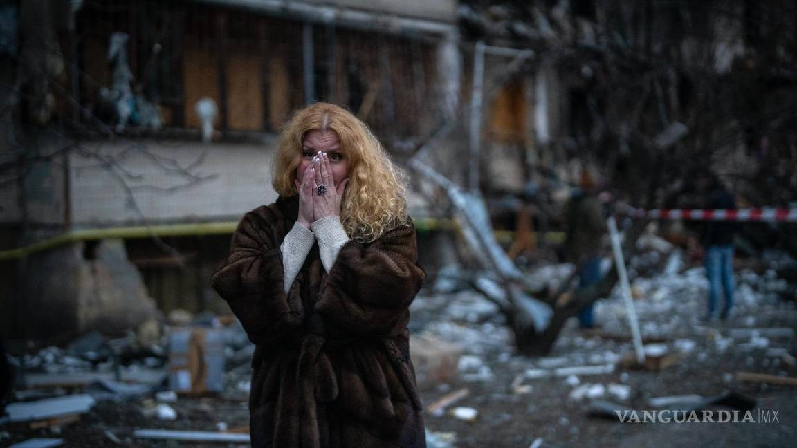 $!Natali Sevriukova, junto a su casa destruida tras un ataque con un proyectil en Kiev, Ucrania, el 25 de febrero de 2022.