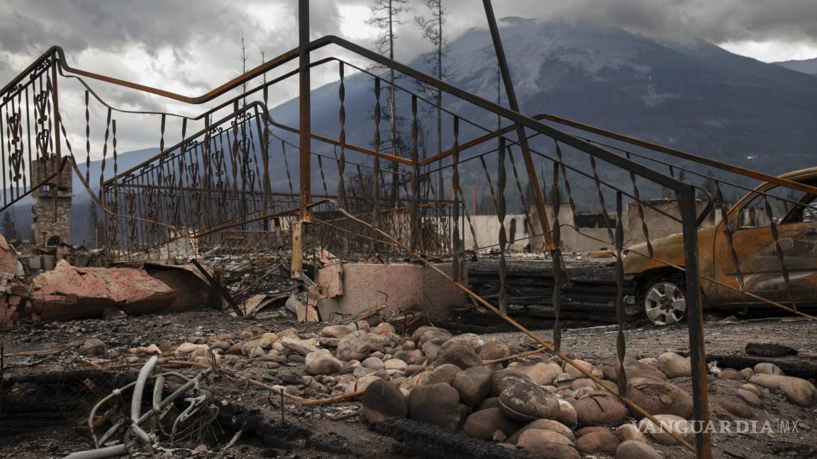 Podría durar meses incendio forestal en Canadá, advierte funcionario