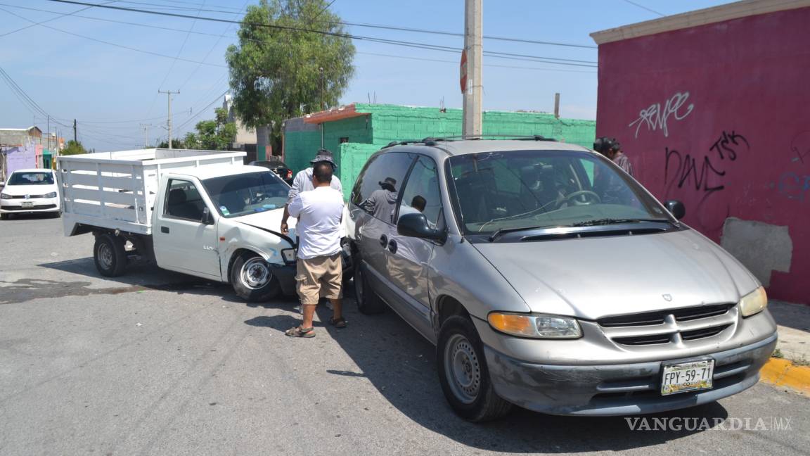 Choque en Saltillo deja tres vehículos afectados