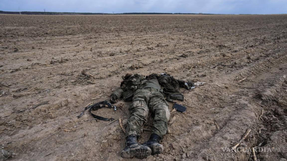 $!Un soldado ruso durante los combates contra el ejército ucraniano yace en un campo de maíz en Sytnyaky, a las afueras de Kiev, Ucrania.