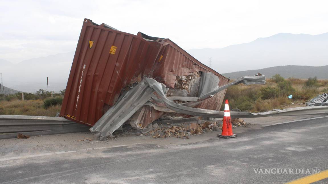 Vuelca trailero y destruye valla perimetral, en Saltillo