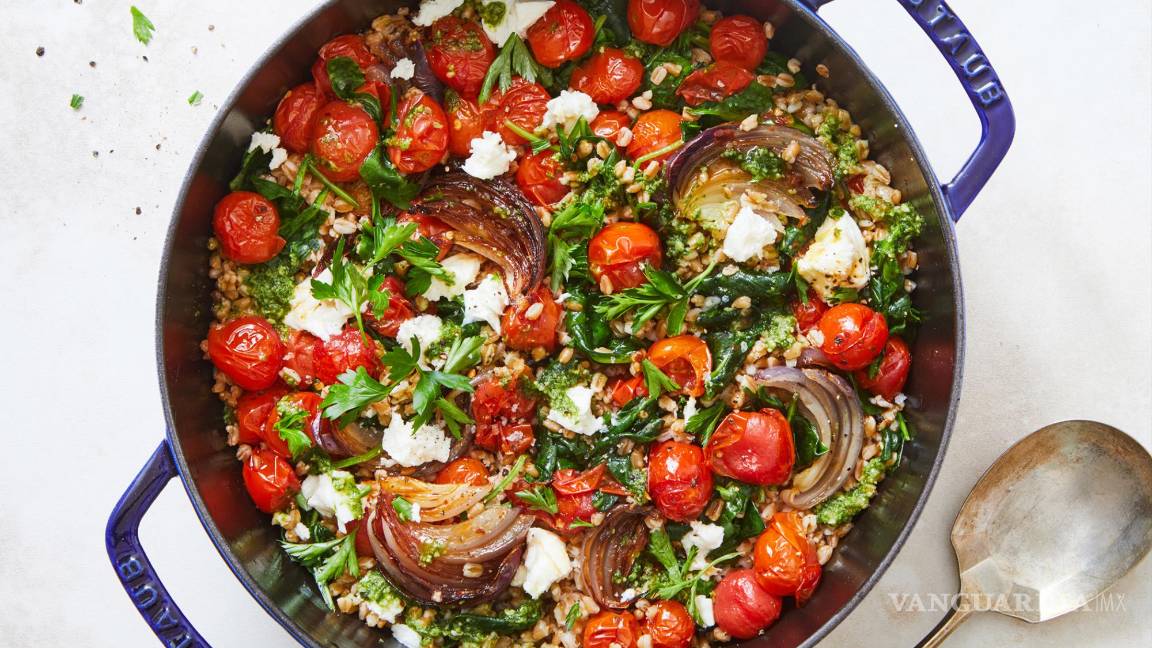 $!Farro con tomates ampollados, pesto y espinacas.