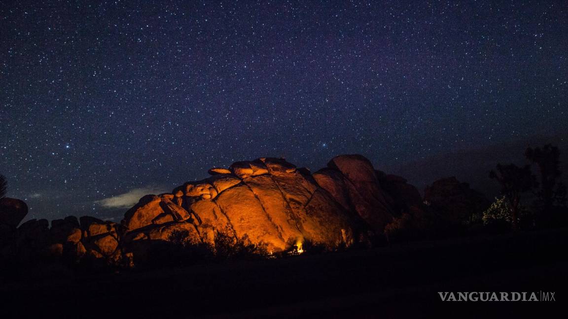 $!La humanidad reunida entorno de una fogata contando historia