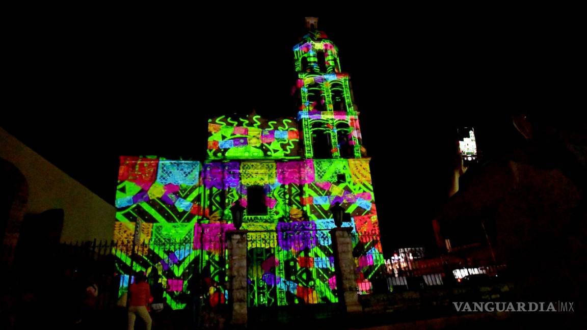 Ciudadanos disfrutan del video mapping sobre la iglesia Santiago Apóstol de Monclova