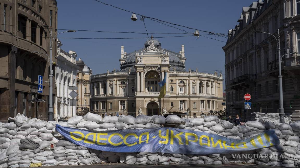 $!Sacos de arena bloquean frente al edificio del Teatro Académico Nacional de Ópera y Ballet como preparación para una posible ofensiva rusa, en Odesa, Ucrania.