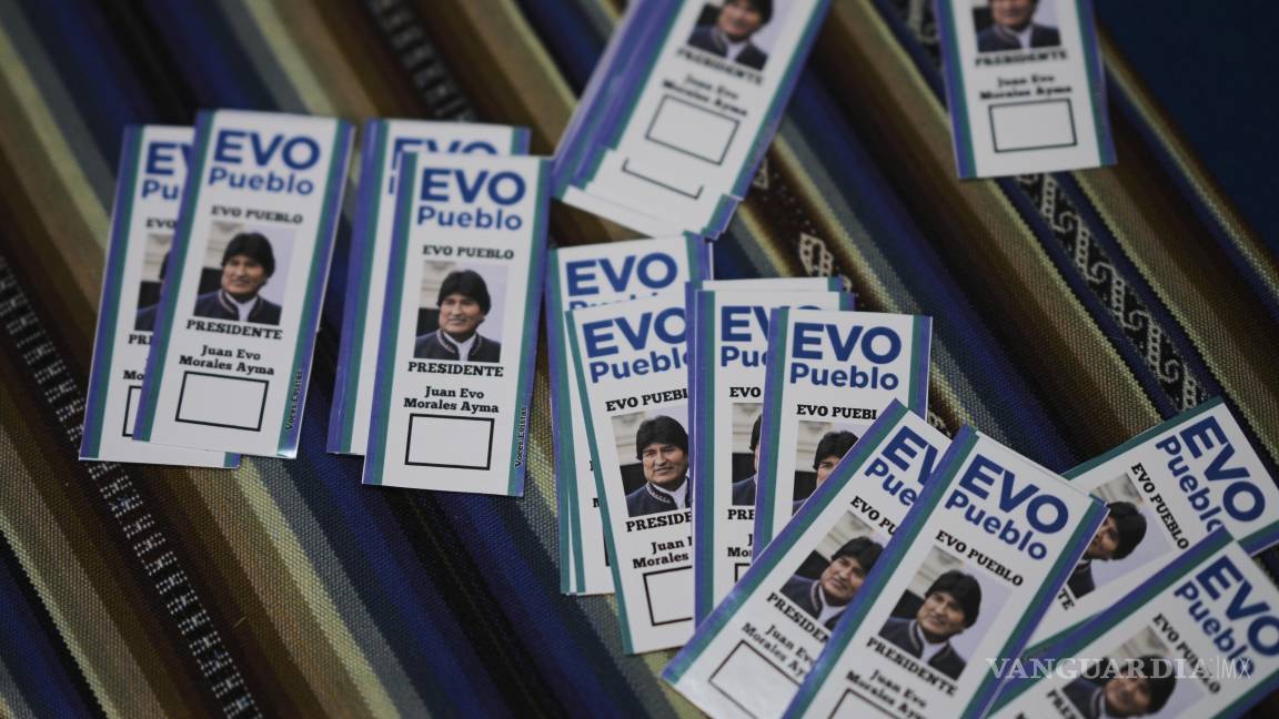 $!Pegatinas del expresidente boliviano Evo Morales, inhabilitado para competir en las elecciones, están sobre una mesa en un centro de campaña en El Alto, Bolivia.